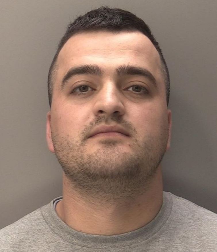 Arrestohet shqiptari me tre emra në Britaninë e Madhe, iu kapën drogë dhe para në makinë