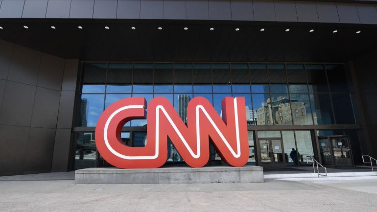 CNN shkarkon tre punonjës, u paraqitën në zyrë të pavaksinuar