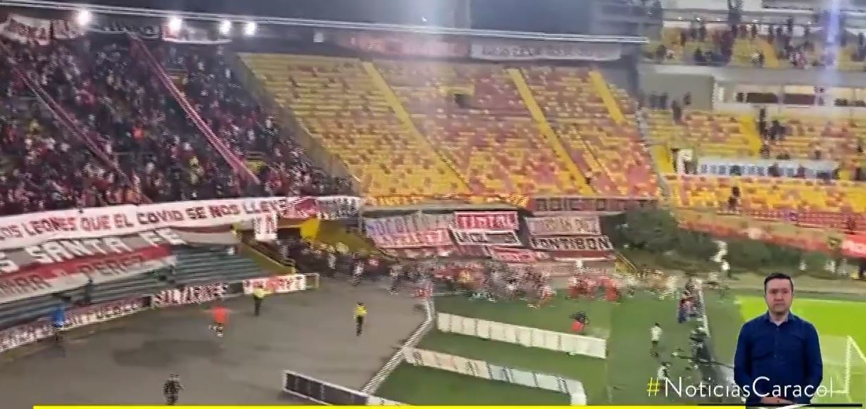 Shkallët e stadiumit bëhen arenë dyluftimi, tifozët rikthehen pas 17 muajsh dhe gjakosin njëri-tjetrin