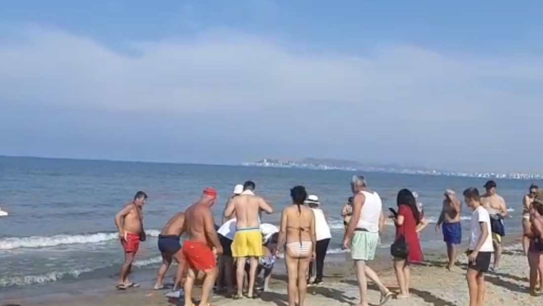 Durrës, mbytet i moshuari duke u larë në det