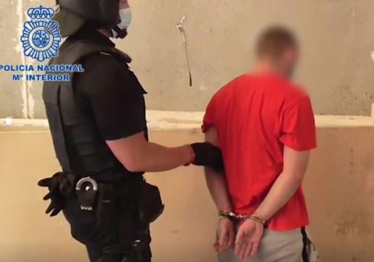 Kishte ngritur plantacion kanabisi në një magazinë, arrestohet i riu shqiptar