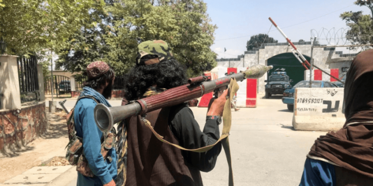 Rusia: Talebanët kanë konfiskuar sasi të mëdha armësh