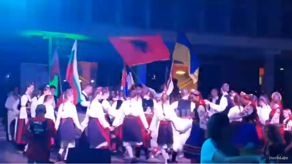 Valle në skenë, por valle edhe në shesh. Atmosferë festive në Durrës nga Festivali Ndërkombëtar i Folklorit (VIDEO)