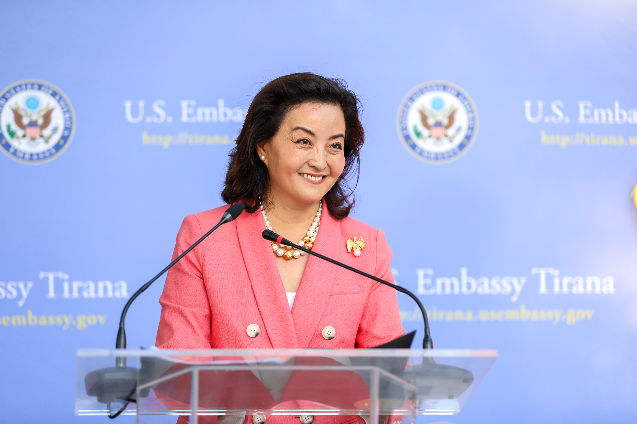 Ambasadorja Kim përshëndet vendimin e Shqipërisë për të strehuar afganët