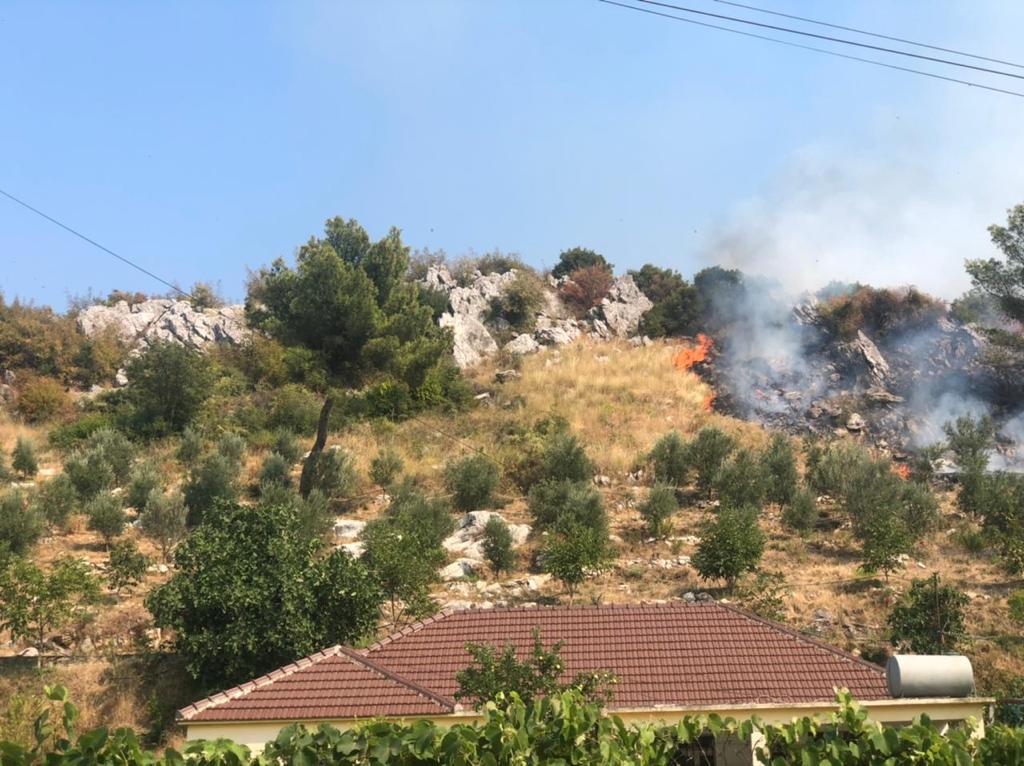 Ndezi zjarr për djegien e mbeturinave, flakët përfshijnë kodrën e fshatit, procedohet autori