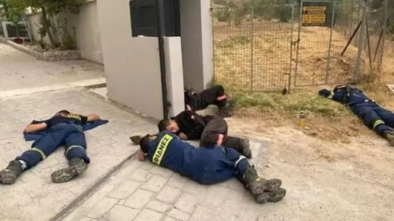 Zjarrfikësit flenë në tokë pas shumë orëve në luftë me flakët