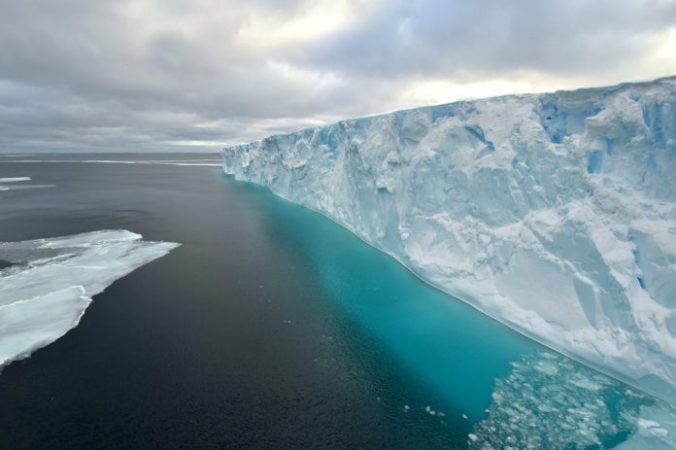Ajsbergu A74 i afrohet bazës kërkimore britanike ”Halley” në Antarktidë