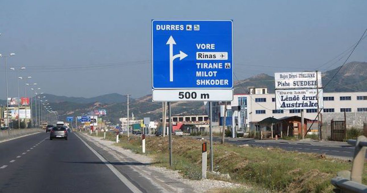 Autostrada Tiranë-Durrës/ “Porsche” tenton të bëj “drift” në mes të rrugës por e pëson keq (VIDEO)