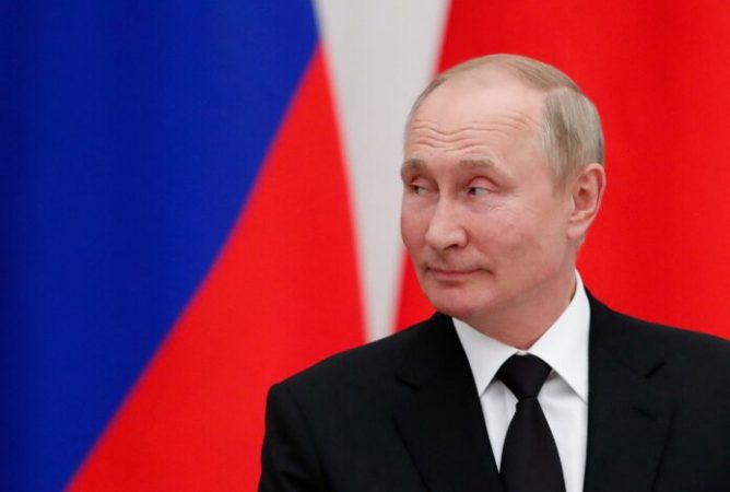 Persona të infektuar në Presidencë, karantinohet Vladimir Putin