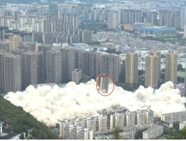 Momenti kur 15 grataçela rrëzohen si lodra fëmijësh (VIDEO)