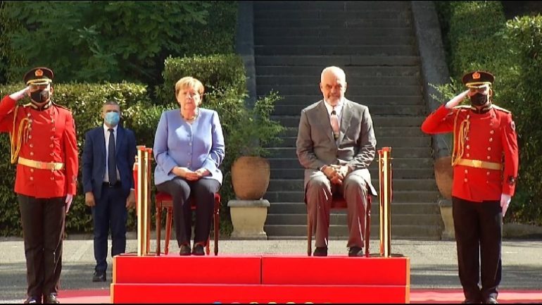 Pse Merkel kërkoi karrige gjatë momentit të himnit