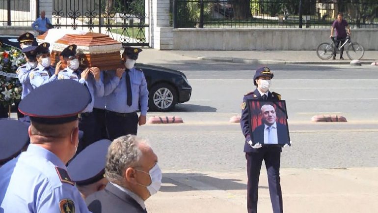U vra në krye të detyrës, nisin homazhet në Pallatin e Kongreseve për oficerin Saimir Hoxha