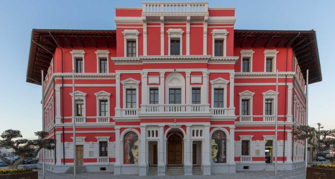 Plas sherri në mbledhjen e bashkisë, përfundojnë në polici disa zyrtarë, mes tyre dhe kryebashkiaku i PS-së