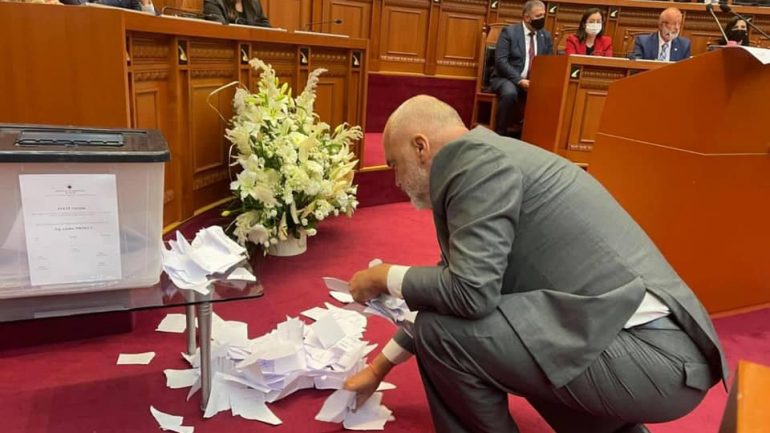 PD i përgjigjet Ramës: Ky që mbushi Shqipërinë me plehra në mes të verës, luan filma në Kuvend