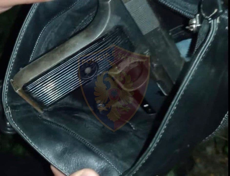Policia arreston 31-vjeçarin që lëvizte me armë, në banesë i gjendet drogë
