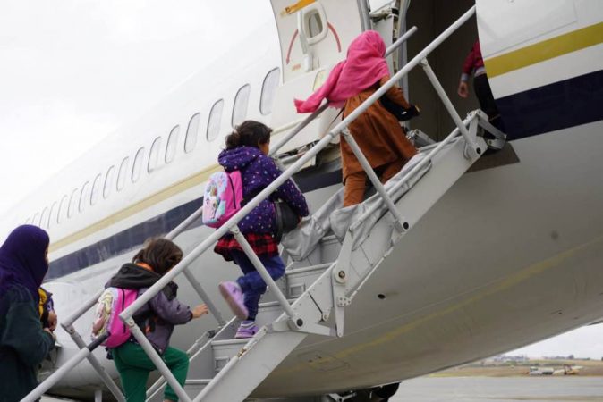 U strehuan për disa javë në Kosovë, 51 afganë largohen për në SHBA