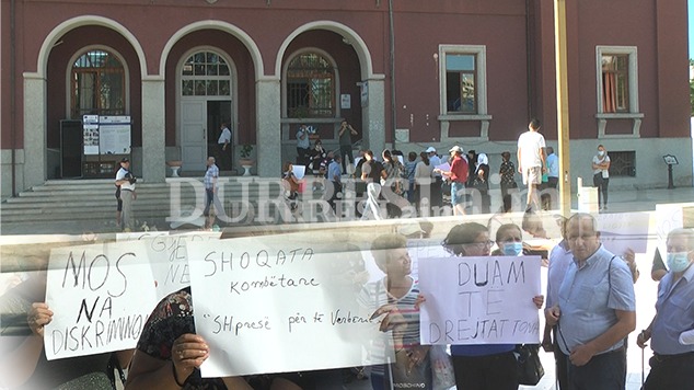 Të verbërit e Durrësit protestë para bashkisë (VIDEO)