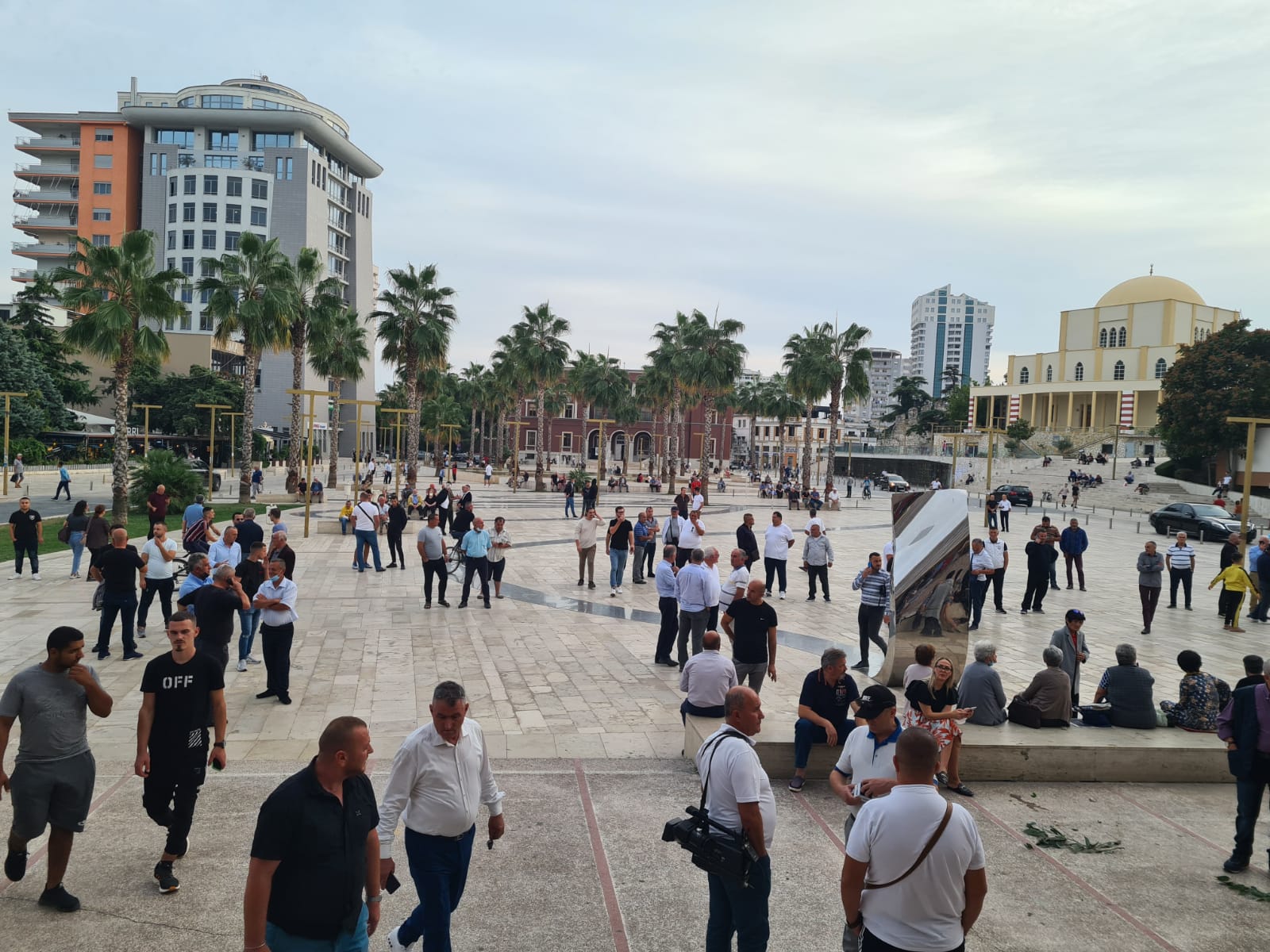 &#8220;Foltorja&#8221; e Berishës në Durrës, demokratët presin nisjen e takimit (VIDEO)
