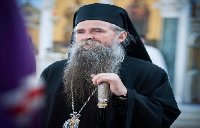 “Kur ushtria serbe të kthehet”, peshkopi merr detyrën duke kënduar këngë kundër Kosovës