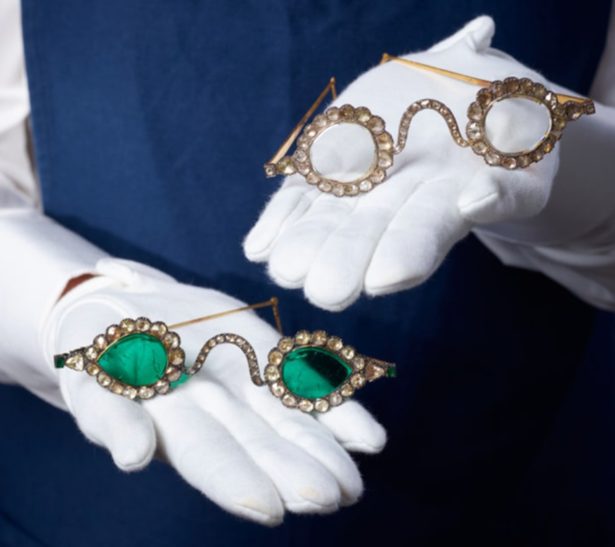 Dalin në ankand syzet që largojnë të keqen, kushtojnë deri në 2.5 milionë $