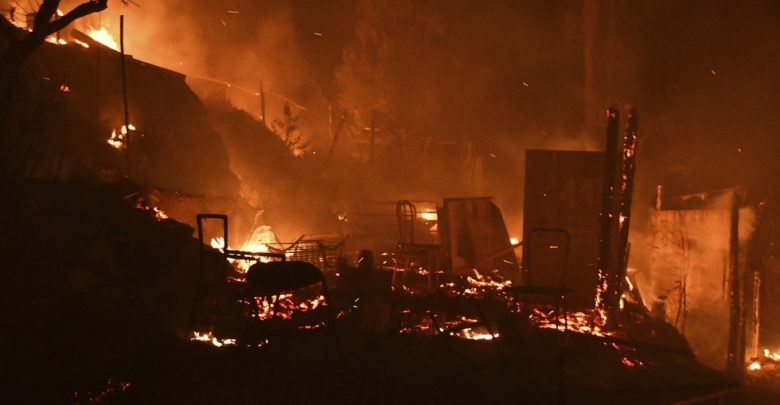 Zjarri masiv përfshin kampin e emigrantëve në Greqi