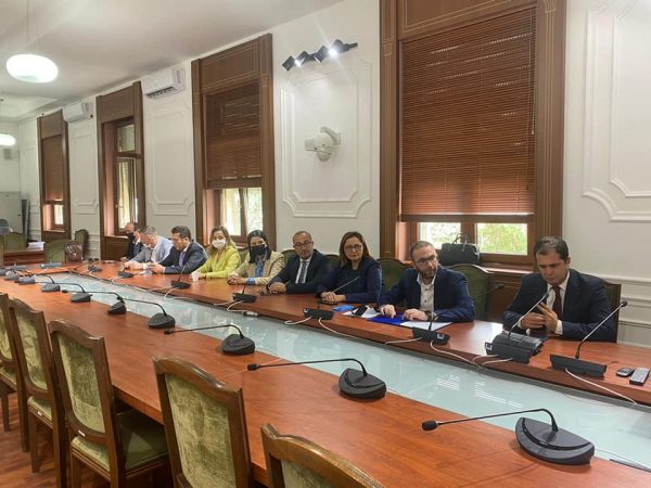 Deputeti i PD ironizon mbledhjen e komisioneve: Si t’ia shpjegoj mamasë “logimin”, shqiptarët presin për të vënë tenxheren në zjarr me fasule