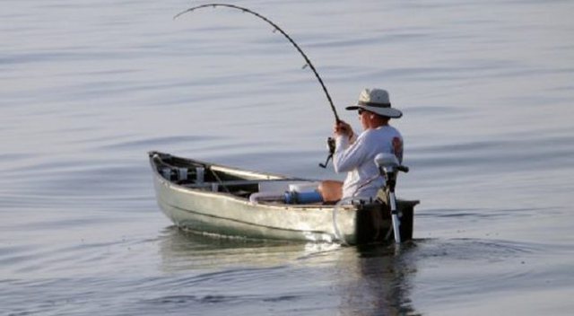 “Peshkoi” trupin e pajetë dhe e hodhi në det, përfundon në pranga peshkatari