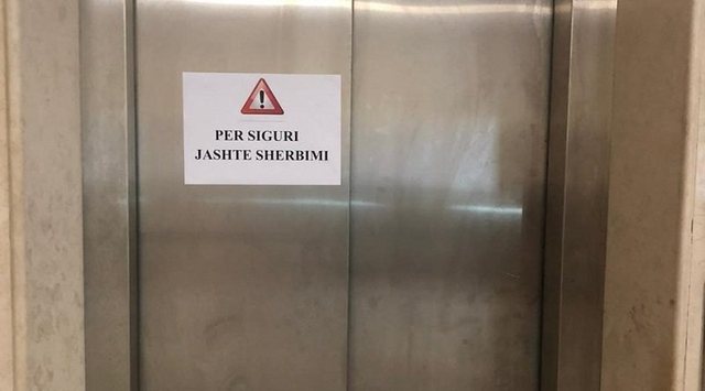 Bie ashensori, plagosen dy gra, njëra në spital