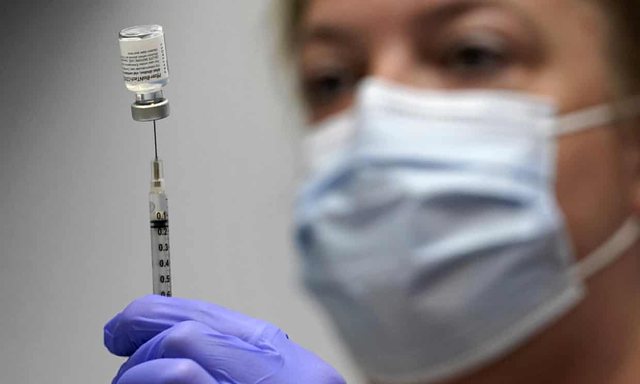 FDA miraton dozën e tretë të vaksinës Pfizer vetëm për të moshuarit