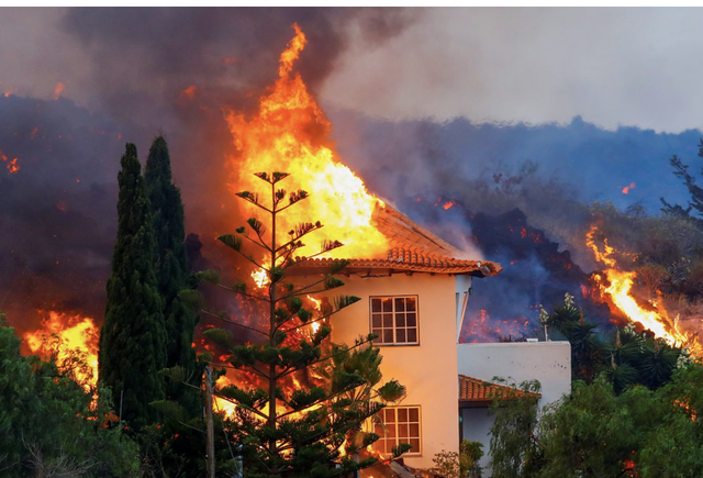 Llava e vulkanit merr para gjithçka, pamjet spektakolare nga krateri (VIDEO)