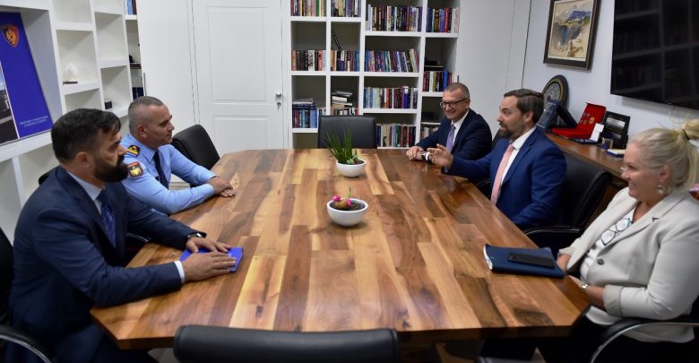 Goditja e grupeve kriminale, Ardi Veliu takohet me zv.ambasadorin amerikan