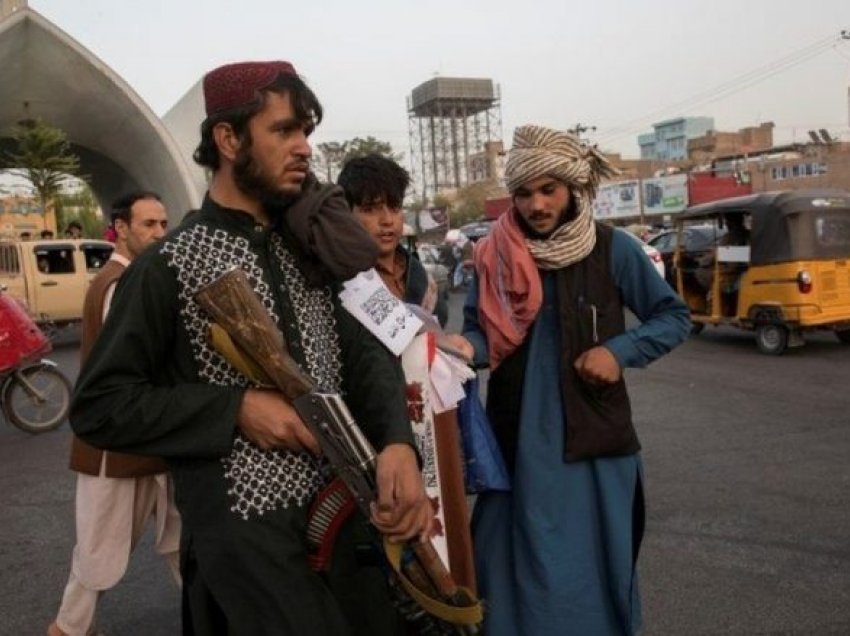 Talebanët u japin urdhër berberëve: Mos u shkurtoni mjekrën burrave!