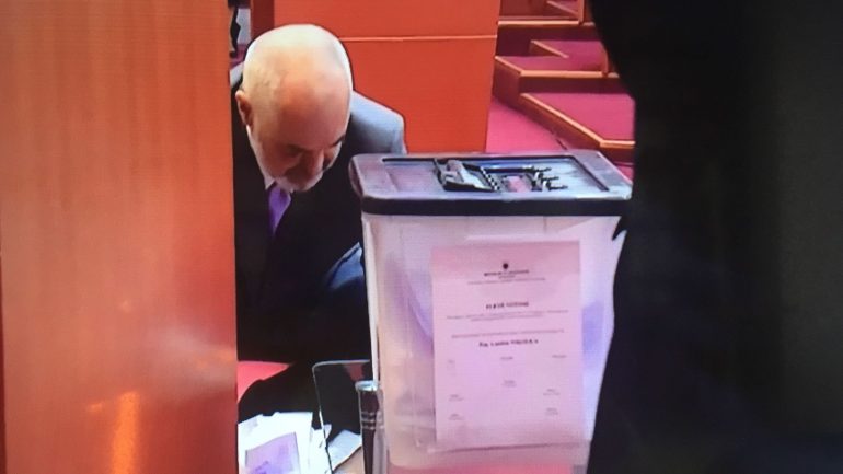 Rama ulet në tokë të mbledhë fletët e grisura nga opozita, krijon debat në Kuvend