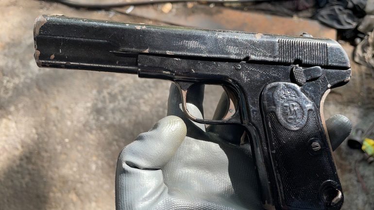 Iu gjetë pistoleta me fishekë në servis, shpallet në kërkim pronari