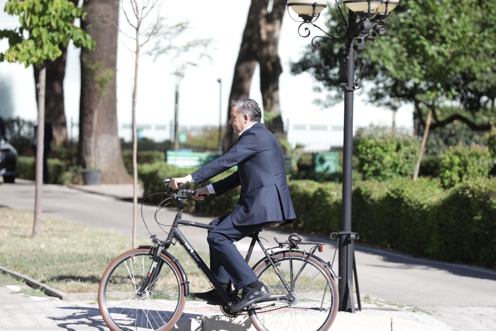 Nuk do të jetë më pjesë e qeverisë, ish-ministri shkon me biçikletë në Kuvend