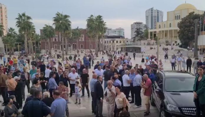 &#8220;Foltorja&#8221; e Berishës/ Dhjetra demokratë presin ish-kryeministrin në sheshin &#8220;Liria&#8221; në Durrës (VIDEO)