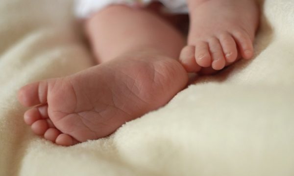 Humb jetën nga COVID-19 një foshnje tre javëshe në Kosovë