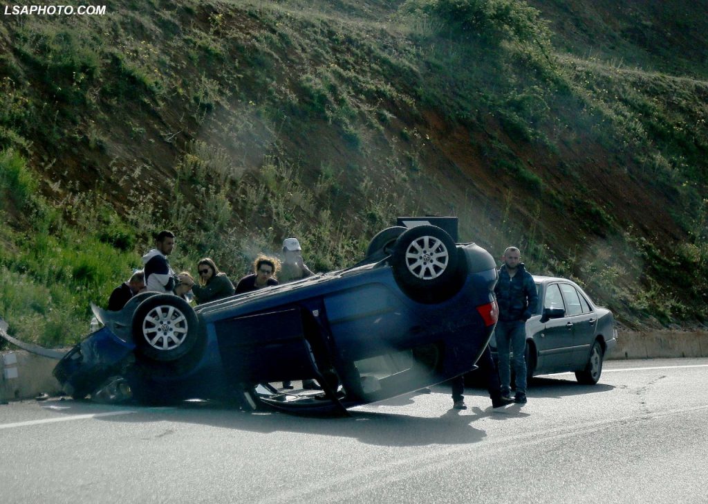 Makina humb kontrollin dhe përmbyset në mes të rrugës, lëndohen 2 persona
