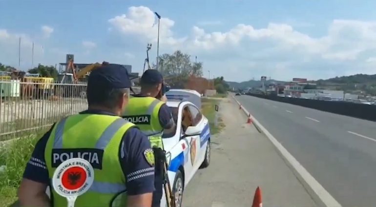 Kontrolle në Durrës, policia monitoron shoferët, 8 të arrestuar dhe rreth 560 gjoba (VIDEO)