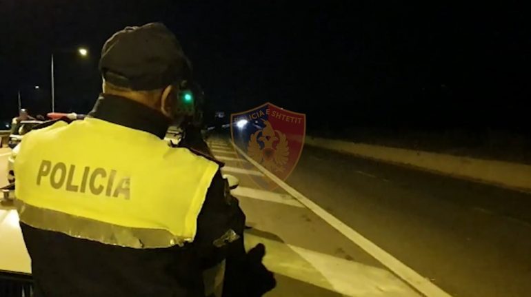 Me shpejtësi skëterrë deri në 161 km/h, gjoba dhe heqje patente për shoferët