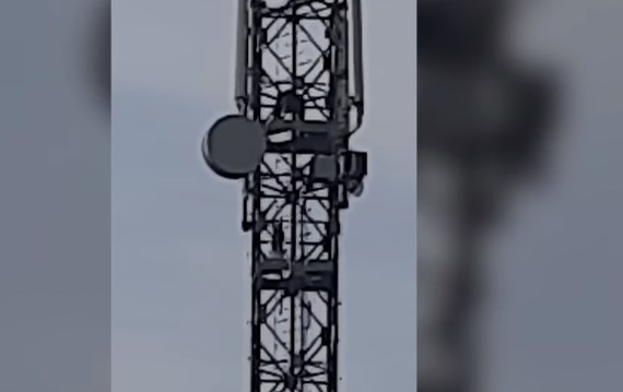 Mediat serbe akuzojnë zjarrfikësin në Kosovë: Hodhi poshtë flamurin tonë nga antena