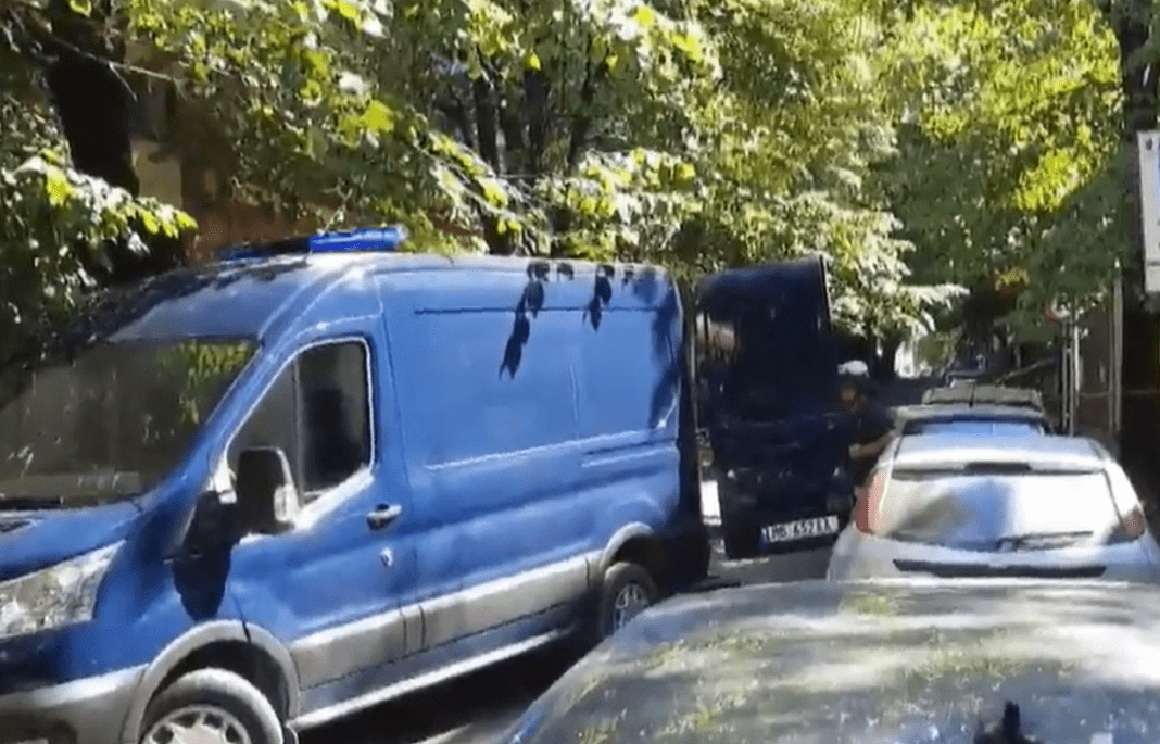 Çanta e dyshimtë në rrugë, policia: Ishte bosh