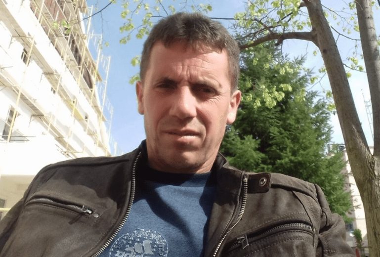 Vrau bashkëfshatarin se i qëlloi nënën dhe djalin me shpullë, lihet në burg autori