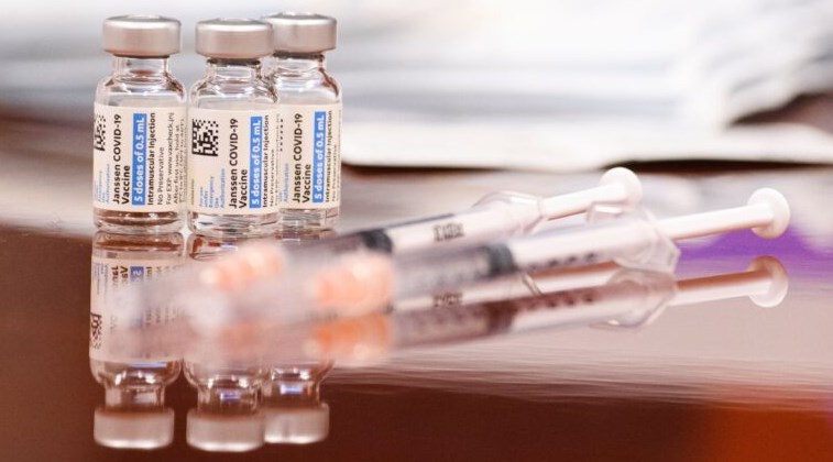 Pas vdekjes së pacientes, Sllovenia pezullon vaksinën Johnson & Johnson