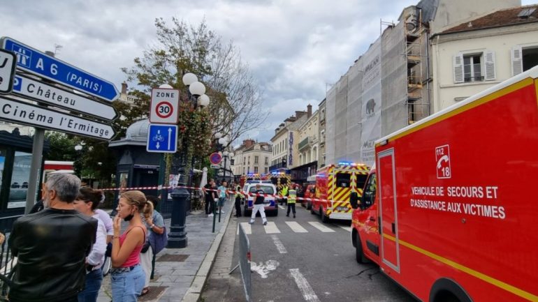 Makina del nga rruga dhe përplas 6 persona në një restorant në Francë