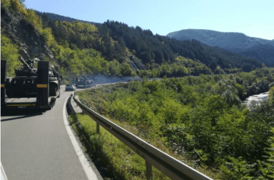 Ushtria serbe nis tanket në drejtim të kufirit me Kosovën