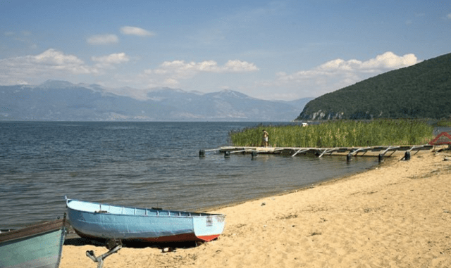 Iu përmbys varka në liqen, 45-vjeçari dyshohet se është mbytur