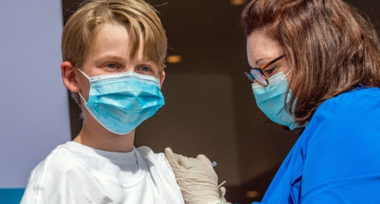 Autoritetet britanike: Fëmijët deri në 15 vjeç nuk duhen vaksinuar