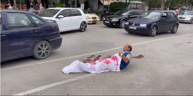 Me çarçaf të bardhë, njolla gjaku e pistoletë lodër, shoqërohet qytetari, po performonte për një video në TikTok (VIDEO)