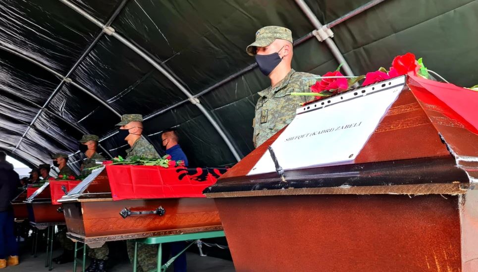 Kthehen në Kosovë eshtrat e 7 shqiptarëve të zhdukur nga lufta, Kurti: Dëshmi e gjenocidit serb!